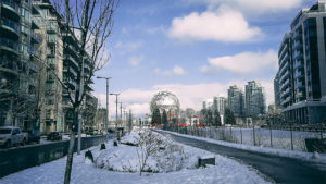 winterliche Straße in Vancouver mit Blick auf Vancouver Science World