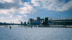 Blick auf Vancouver Skyline und Rogers Arena im Winter