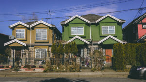 grünes und gelbes Haus in East Vancouver