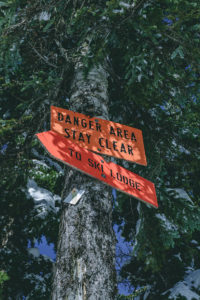 Baum mit Schild Danger Area