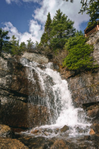 kleiner Wasserfall am Lake Agnes