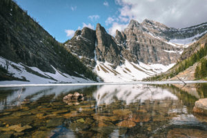 teilweise gefrorener Lake Agnes