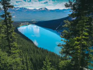 Blick auf den Lake Louise und das Hotel Fairmont Chateau