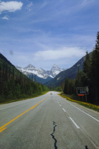 Straßen-/Bergpanorama