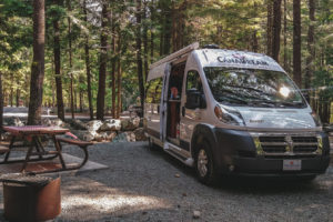 Camper Van auf Chilliwack Lake Provincial Park Campground