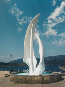Spirit of Sail Skulptur an der Ufepromenade in Kelowna