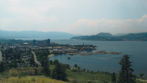 Blick von Knox Mountain auf Kelowna